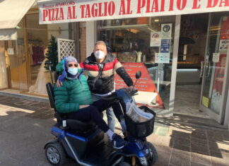 Si ripara dal freddo e beve caffè in un locale, disabile multato