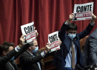 Conte parla alla Camera. L’opposizione si ribella: “Bugiardo”. Salvini: “Vive su Marte!” Conte dimettiti