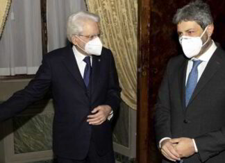 Mattarella affida a Fico l’incarico esplorativo. Ma è guerra nel M5S sul ritorno di Renzi