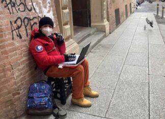 Scuola, a Bologna studente protesta facendo DAD fuori dal proprio liceo