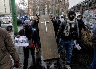 Ristoranti chiusi, proteste davanti sede Regione Lombardia. Corbetta (Lega): “Protesta più che giustificata” protesta ristoratori lombardia