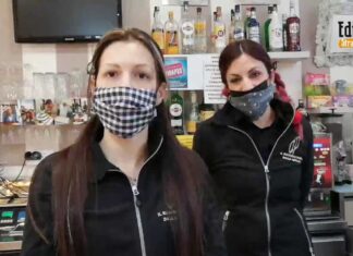#IoApro: le proteste di due ragazze di San Lazzaro (Bologna) che hanno deciso di aprire il loro bar