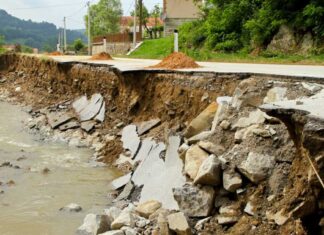 Voragine a Napoli: gli esperti avevano previsto. Viaggio nell’Italia a rischio idrogeologico Rischio idrogeologico