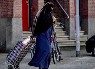 Sondaggio. Cosa pensano gli Italiani del divieto di indossare il burqa in Svizzera burqa