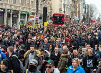 Lockdown, proteste in tutta Europa contro “dittatura” delle restrizioni lockdown proteste europa