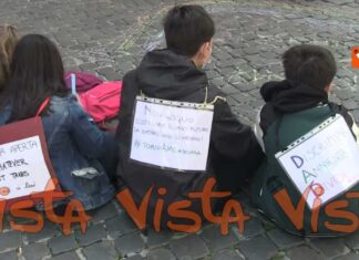 Dad, manifestazione davanti Montecitorio. Gli studenti: “Vogliamo tornare in classe”