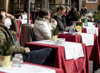 Italia presto tutta in zona bianca. Federazione centrodestra, la scelta dei partiti riaperture