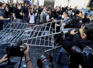 Via libera AstraZeneca agli over 60; la politica cerca colpevoli manifestazioni, ma forse solo malcontento Proteste commercianti in piazza Montecitorio