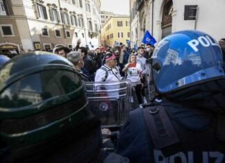 Le proteste a Montecitorio scuotono la politica. E la Lega continua a chiedere riaperture proteste montecitorio