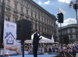 Covid, a Milano in migliaia per chiedere il diritto a cure domiciliari precoci – VIDEO manifestazione cure domiciliari