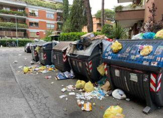 Roma, Gasparri: Alle famiglie arrivano bollette Ama mentre topi invadono la città Rifiuti Roma