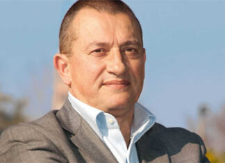 No green pass. Il sindaco ha spostato l’ufficio all’aria aperta.