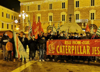 Continua la protesta degli operai della Caterpillar