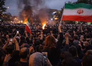 Iran, scontro globale sulle proteste: Trump ai manifestanti “Andate avanti, il sostegno arriverà”