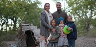 Famiglia nel bosco, il Tribunale allontana la mamma dai figli e divide i fratellini