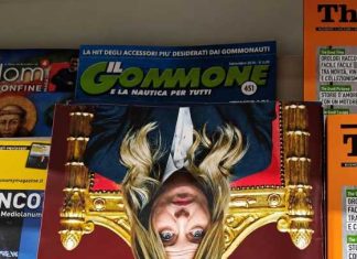 Giorgia Meloni a testa in giù in un supermercato di Roma