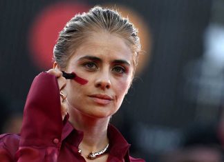 Venezia 83, Greta Scarano traccia un segno rosso contro la violenza sulle donne