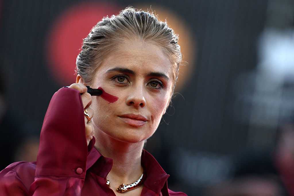 Venezia 83, Greta Scarano traccia un segno rosso contro la violenza sulle donne