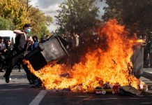 Francia, licei in rivolta: 400 scuole chiuse, feriti 40 presidi
