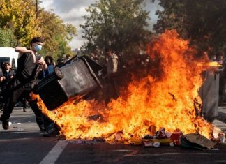 Francia, licei in rivolta: 400 scuole chiuse, feriti 40 presidi